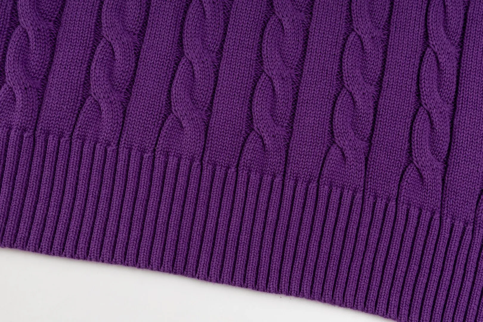 P236 #R92 RALPH LAUREN Ralph Lauren fifteen colors classic small label embroidery logo turtleneck pullover half-zip knitted cable sweater with high-density LOGO embroidery on the chest and original customized tag accessories. Made of pure cotton yarn, pure cotton is skin-friendly and comfortable, small label war horse embroidered twist turtleneck sweater 🐎 high quality, follow the blogger to learn how to wear it! Let’s buy a Ralph Lauren cable sweater. It’s a super hard-to-find series after it became popular. It’s hard to find one on the official website. It’s simple and practical to wear, with a lazy and loose feel. The thickened fabric has more texture, feels soft and delicate, and has a loose fit. Whether worn alone or layered, you can wear different styles of fashion with just one piece!   Size：XS S M L